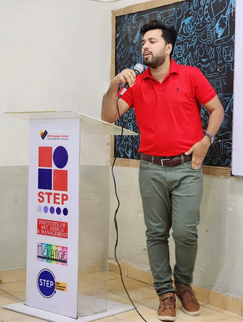 Syed Sajjad Ali Shah Gillani Delivering Keynote Speech - Learning Zone Expert Mentor and Digital Marketing Consultant Lahore